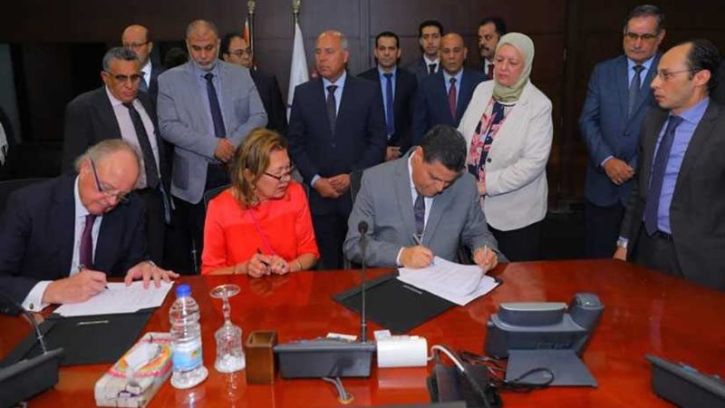 وزير النقل يشهد توقيع