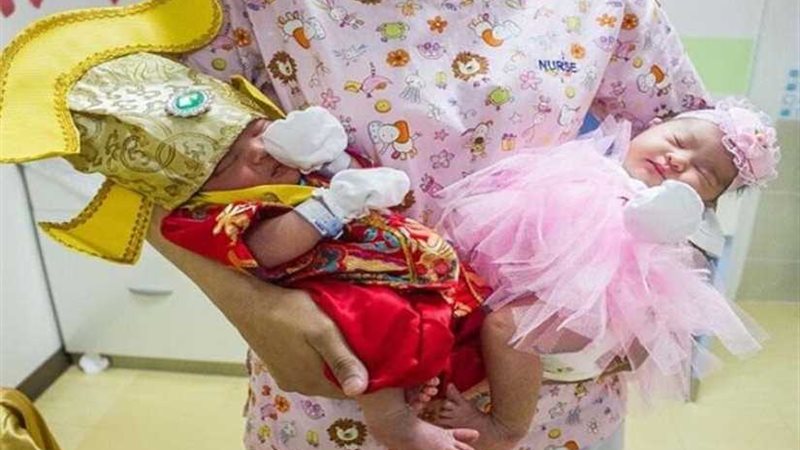 امرأة ترمي طفلتها