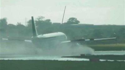 كوب قهوة يجبر طائرة على الهبوط في ايرلندا