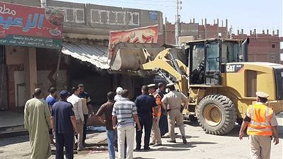 حملات مكثفة لإزالة الإشغالات والمخلفات بمركز العدوة بالمنيا