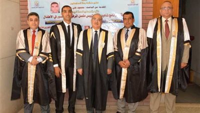 رئيس جامعة أسيوط يبحث تأثير البرنامج التأهيلي على تيبس المرفق بعد الكسور عند الأطفال