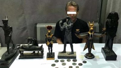 ضبط سائح أجنبي بمطار الأقصر بحوزته 6 تماثيل و13 عملة أثرية