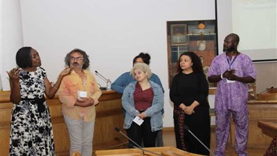 جيسيكا كاهوا تطلب من الحضور تدريبًا عمليًا في بداية ندوتها بـ