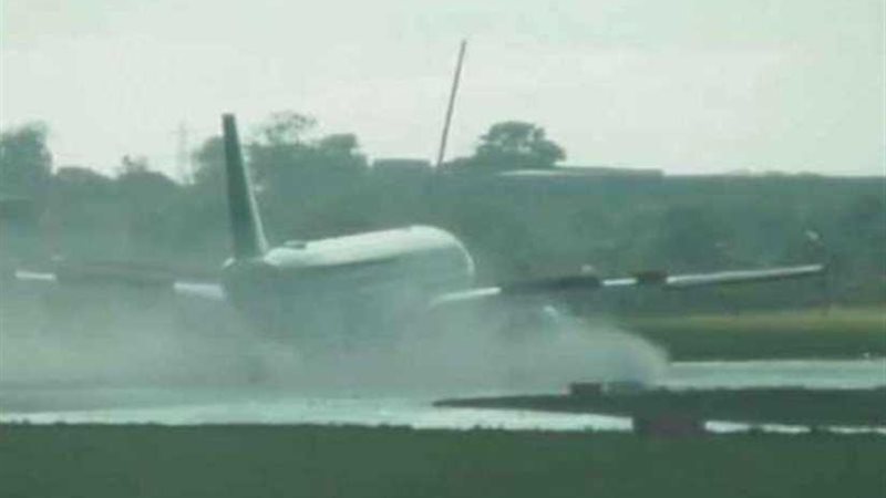 كوب قهوة يجبر طائرة