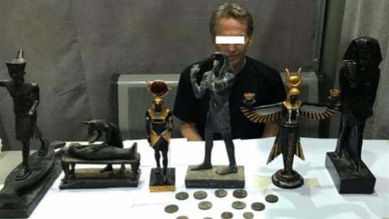 ضبط سائح أجنبي بمطار