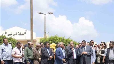 وزير النقل ومحافظ البحيرة يتفقدان مزلقان أبو حمص 