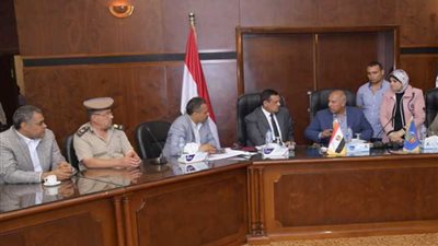 محافظ البحيرة يستعرض المشروعات التى تنفذها وزارة النقل