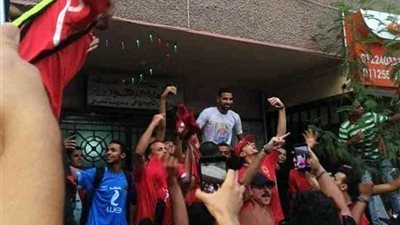 بالصور.. تجمع لجماهير الأهلي أمام منزل مؤمن زكريا لدعمه نفسيًا
