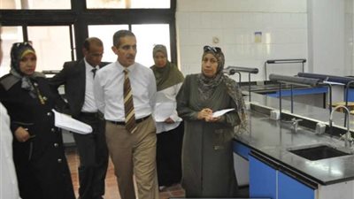 جولة مفاجئة لرئيس جامعة قناة السويس بكلية العلوم