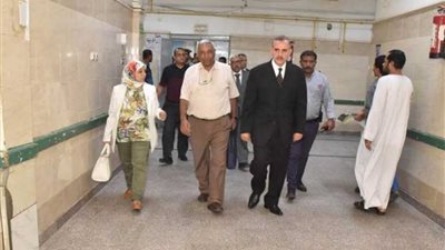 محافظ أسيوط يزور مصابي حادث تصادم طريق أبنوب الصحراوي الشرقي بالمستشفى الجامعي