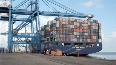 تداول 362 شاحنة و156 سيارة بموانيء البحر الأحمر