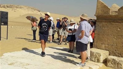 وفد إنجليزي يزور المعالم السياحية والأثرية بالمنيا