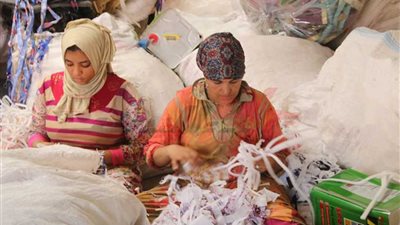 سيدات فرز قمامة المصانع