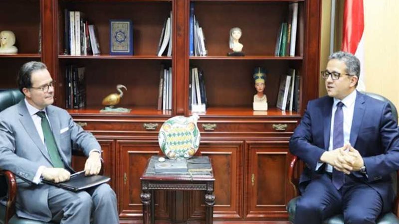 وزير الآثار والسفير