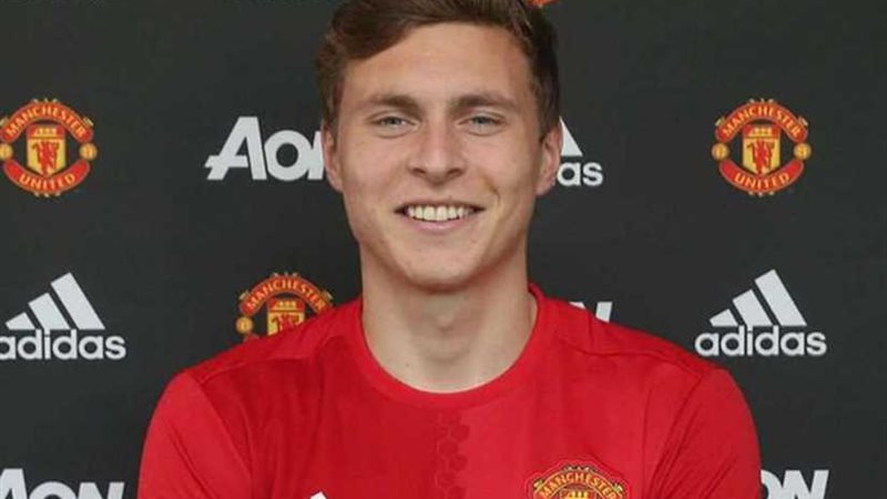 مانشستر يونايتد يمدد