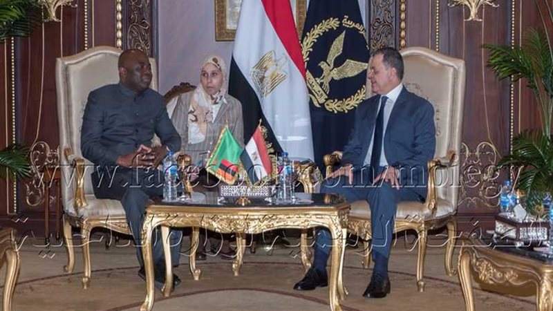 وزير الداخلية يستعرض