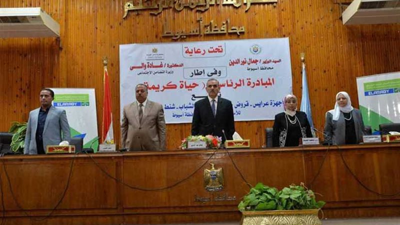 محافظ أسيوط يسلم