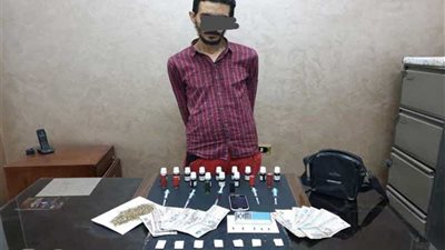 ضبط شاب بحوزته ١٣ تذكرة بودرة و5 حقن أفيون بأسيوط