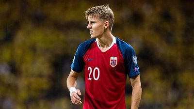 لاعب الريال ينال سمكة ضخمة كجائزة للأفضل في سوسيداد 