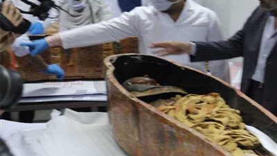 أعمال فك تغليف تابوت رئيس العمال وزوجته في العصر الفرعوني