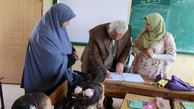 وكيل تعليم البحيرة يتفقد مدارس المحمودية مع أول أيام الدراسة