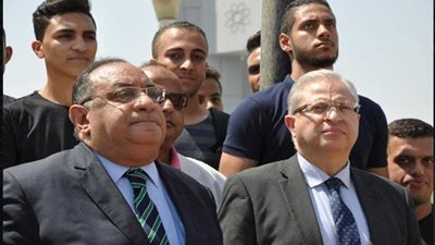 رئيس جامعة حلوان يبدأ العام الدراسي برفع وتحية علم مصر