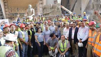 وزير الآثار يتفقد القطع الأثرية المنقولة للمتحف المصري الكبير