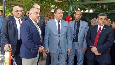 رئيس جامعة يستقبل الطلاب على بوابات الجامعة في أول أيام العام الجامعي الجديد