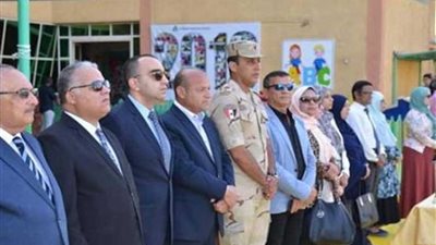 في أول يوم دراسة.. نائب محافظ الإسماعيلية والسكرتير المساعد يشاركان بطابور الصباح وتحية العلم