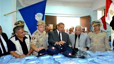 اللواء هشام آمنة يشهد طابور الصباح وتحية العلم بـ