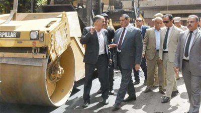 محافظ البحيرة يتابع أعمال الرصف بمنطقة أرض أدمون بدمنهور (صور)