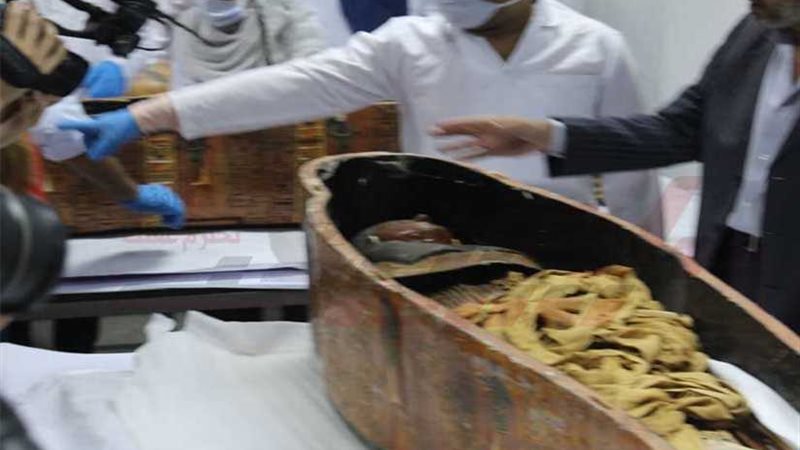 أعمال فك تغليف تابوت