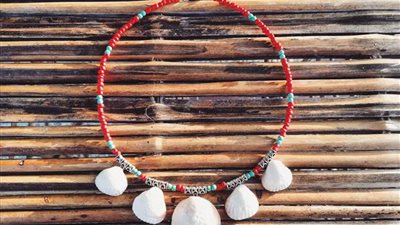 في آخر أيام الصيفية.. تألقي بإكسسوارات قواقع البحر