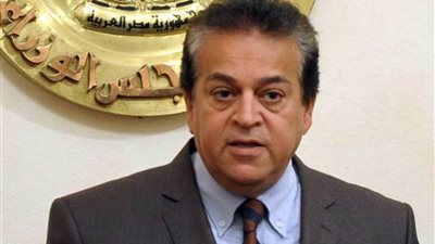 وزير التعليم العالي يهنئ العالم المصرى فاروق الباز