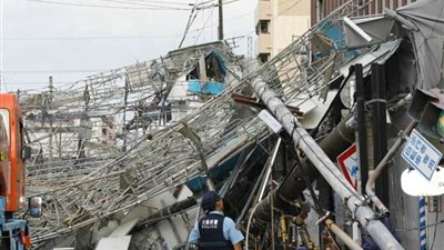 إصابة 21 شخصا وانقطاع الكهرباء جراء إعصار 