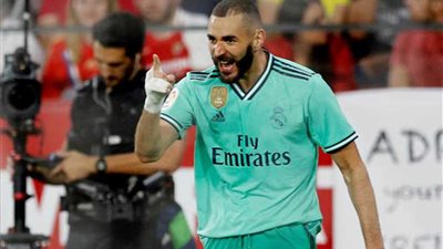 صحف إسبانيا تركز على تألق بنزيما بتسجيله هدف الفوز على إشبيلية