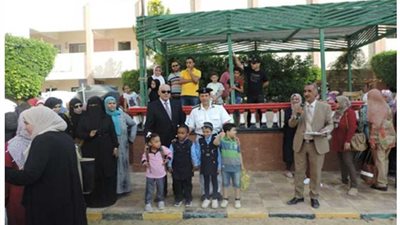 تقديرًا لتضحيات آبائهم.. قيادات الشرطة تصطحب أبناء الشهداء للمدارس.. صور