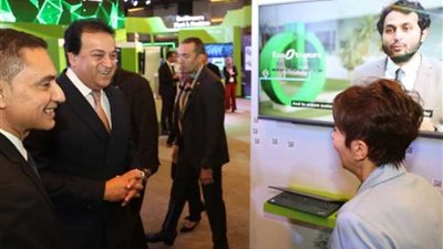 وزير التعليم العالي يتفقد معرض قمة القاهرة للابتكار 