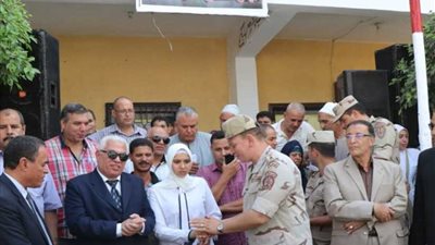 وكيل تعليم البحيرة يُكرم نجلة الشهيد أيمن الصياد