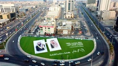 لوحتان لخادم الحرمين الشريفين وسمو ولي العهد تجذبان مرتادي كورنيش