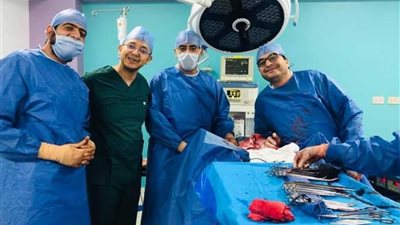 ثلاثة جراحين يواجهون المشيمة المتقدمة والملتصقة بـ