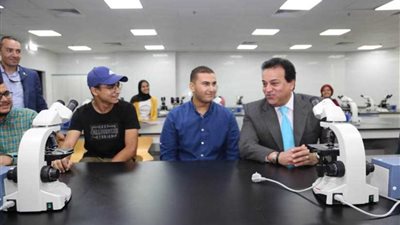 وزير التعليم العالي يتفقد كلية الطب البشري بجامعة النهضة
