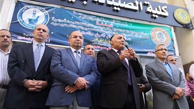 طلاب صيدلة الأزهر بالقاهرة يستقبلون العام الدراسي بالسلام الوطني