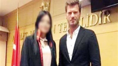 قاضية تثير الجدل بالتقاطها صورة مع الفنان التركى 