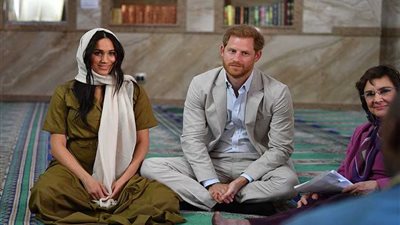 ميجان ماركل تزور مسجد وترتدي الحجاب (صور)