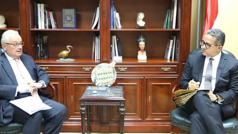 وزير الآثار يلتقي