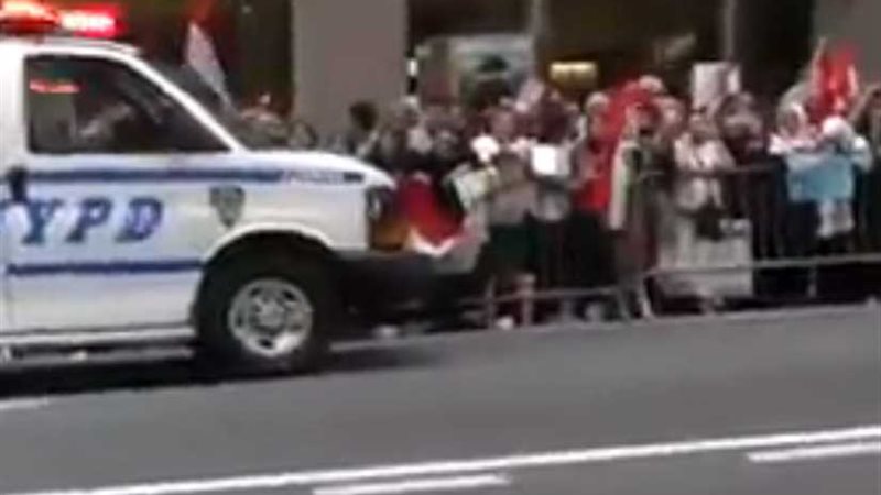 على أنغام تسلم الأيادي..