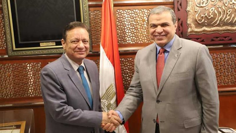 القوى العاملة تناقش