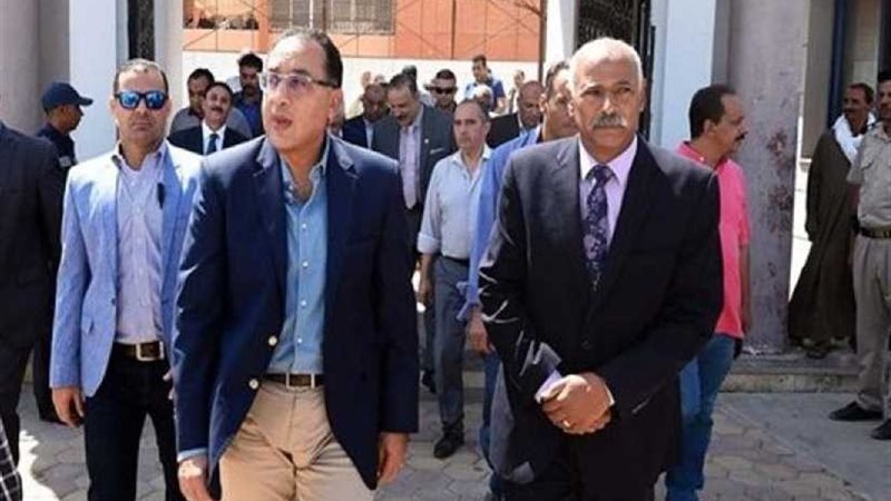 رئيس الوزراء يسلم