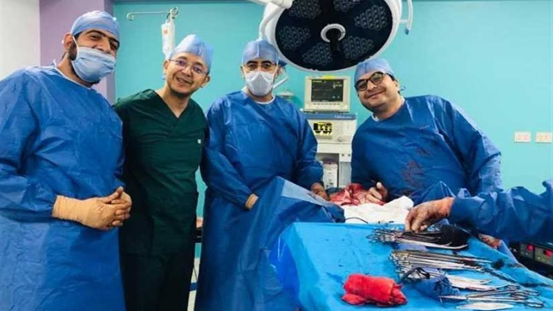 ثلاثة جراحين يواجهون